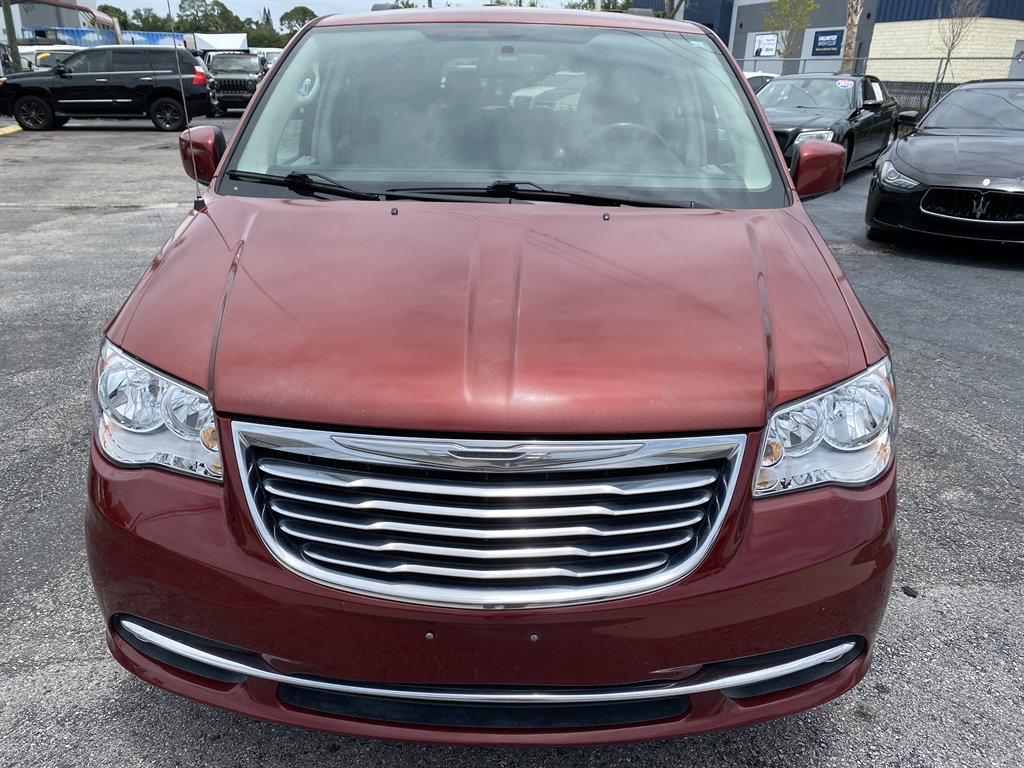 2011 Chrysler Town And Country - $7,980