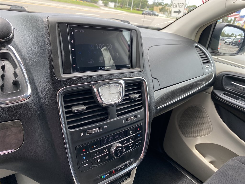 2011 Chrysler Town And Country - $7,980