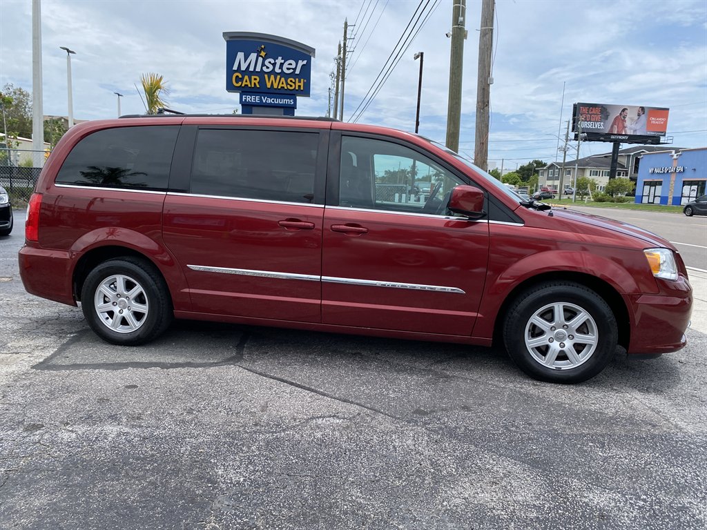 2011 Chrysler Town And Country - $7,980