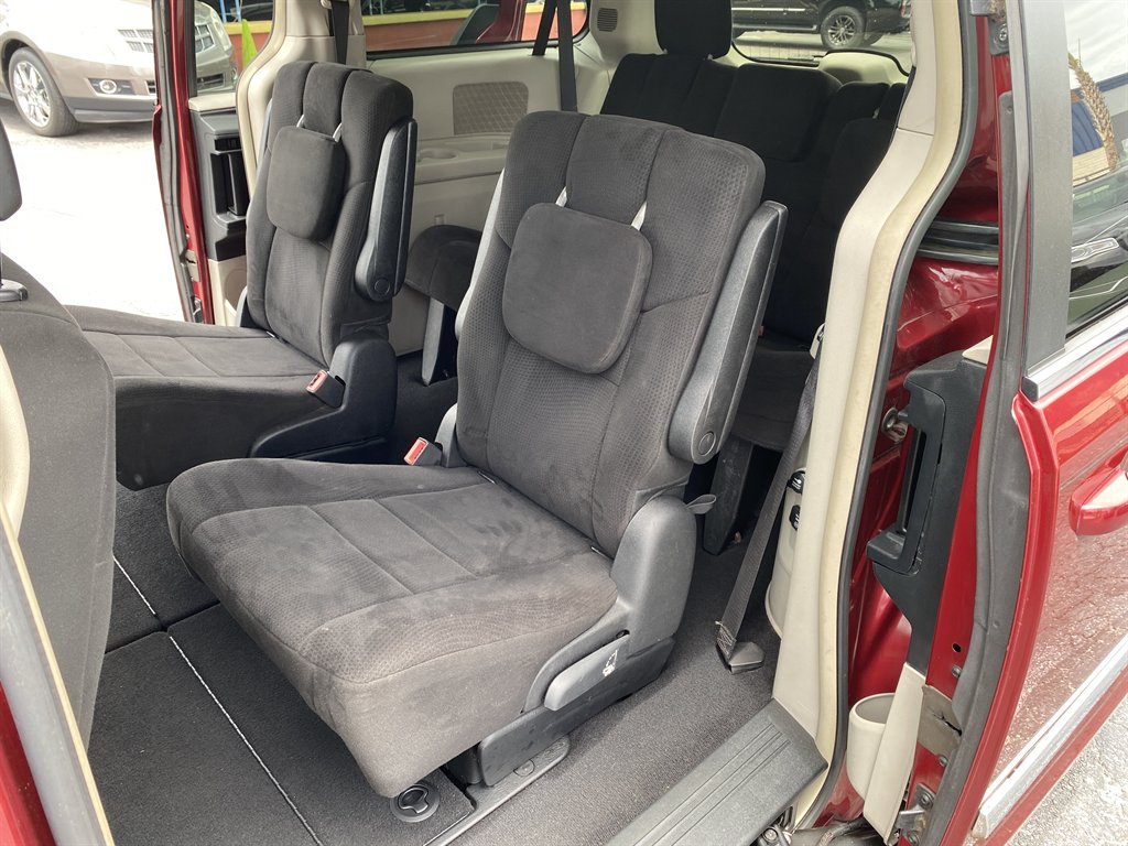 2011 Chrysler Town And Country - $7,980