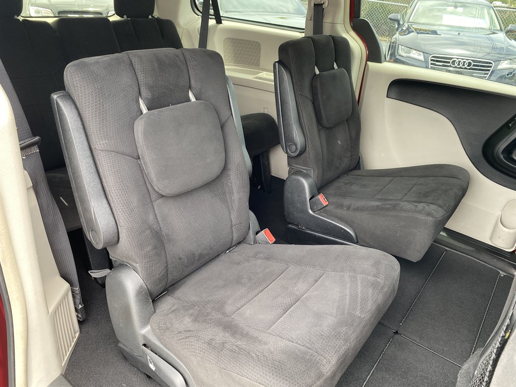 2011 Chrysler Town And Country - $7,980