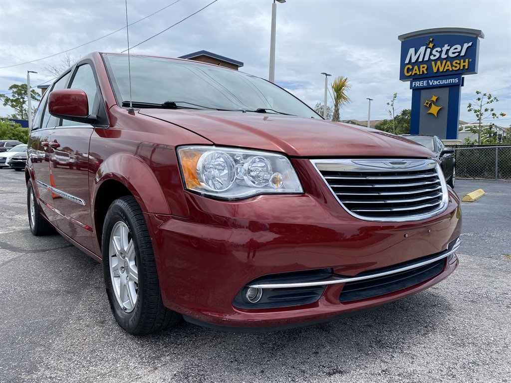 2011 Chrysler Town And Country - $7,980