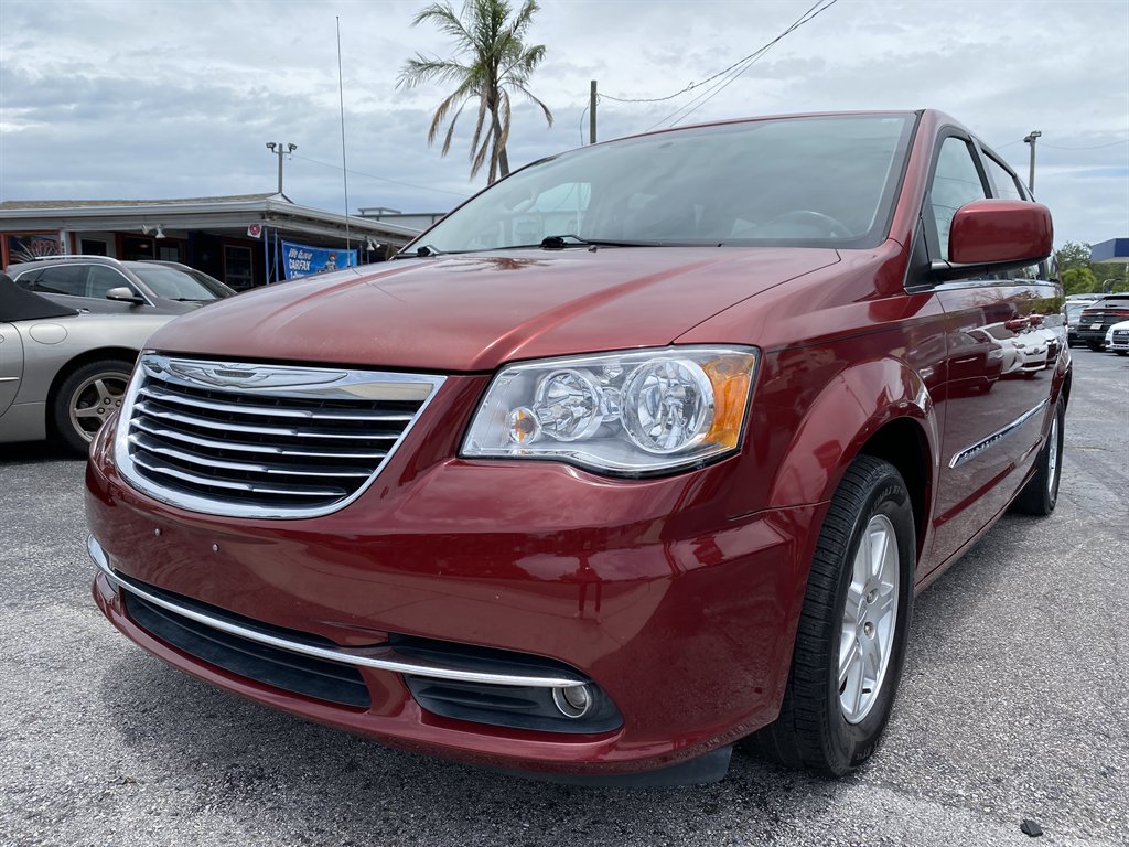 2011 Chrysler Town And Country - $7,980