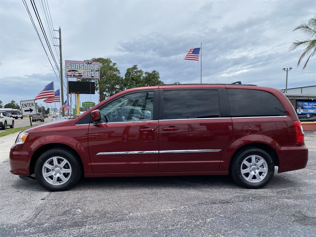 2011 Chrysler Town And Country - $7,980
