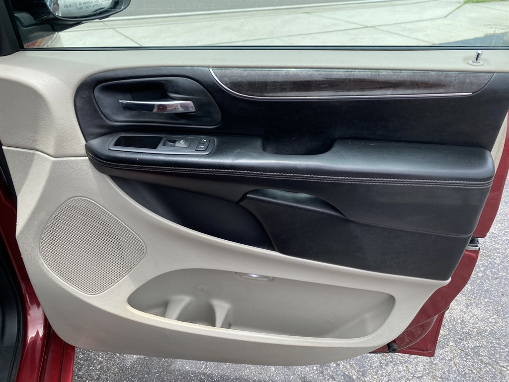 2011 Chrysler Town And Country - $7,980