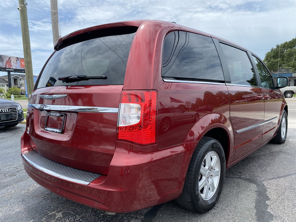 2011 Chrysler Town And Country - $7,980