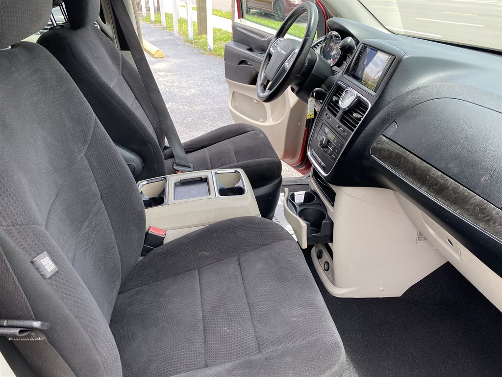 2011 Chrysler Town And Country - $7,980