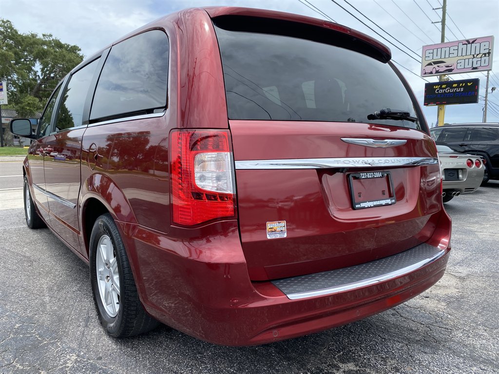 2011 Chrysler Town And Country - $7,980