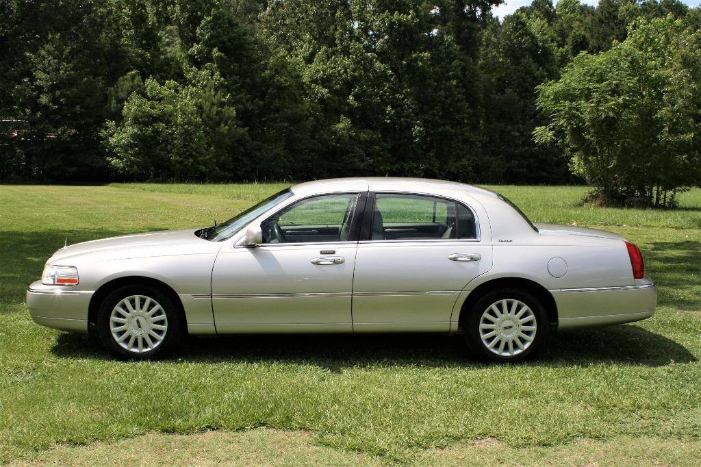 2005 Lincoln Town Car Signature in Cottageville, SC