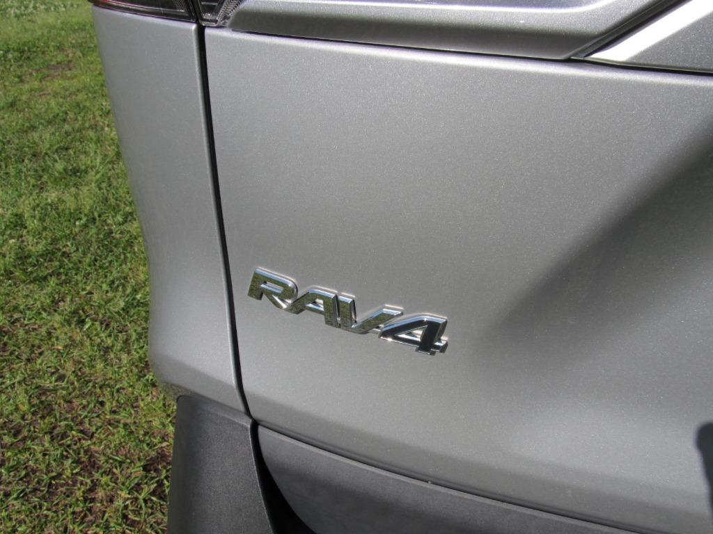 2020 Toyota RAV4 LE photo