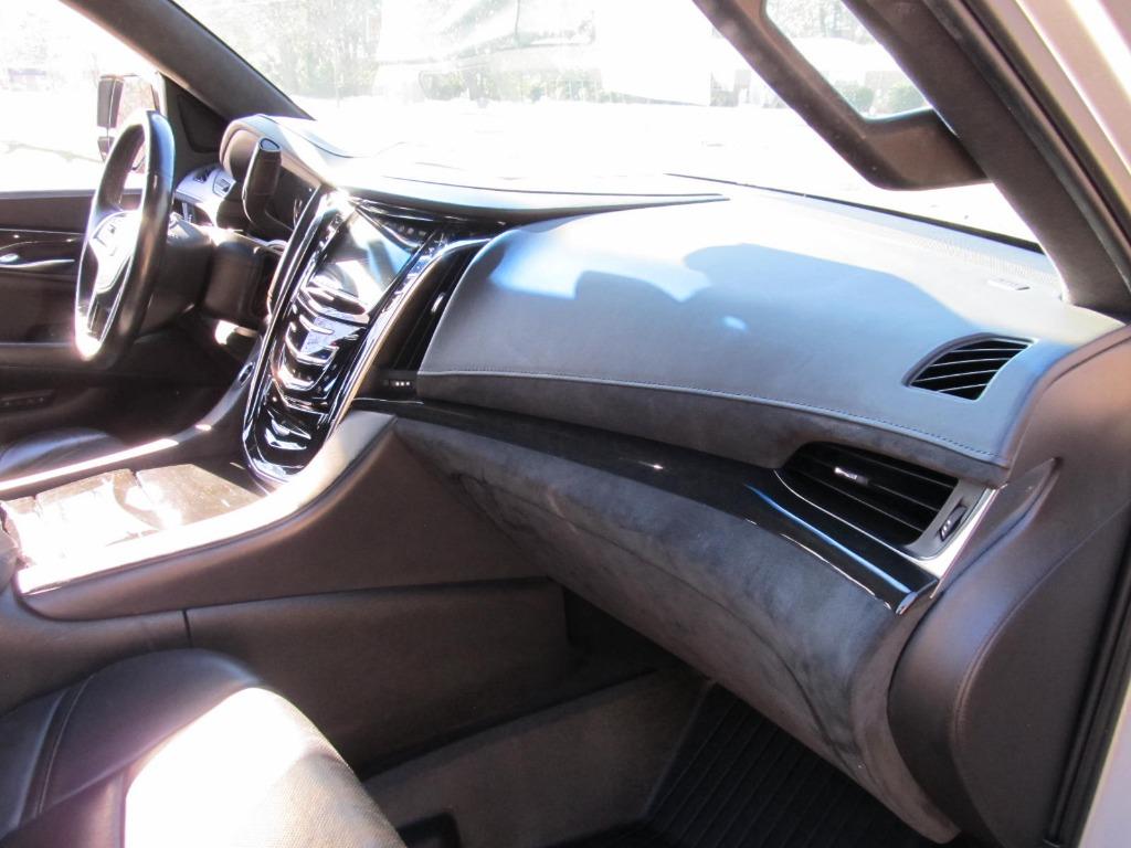 2017 Cadillac Escalade Platinum photo