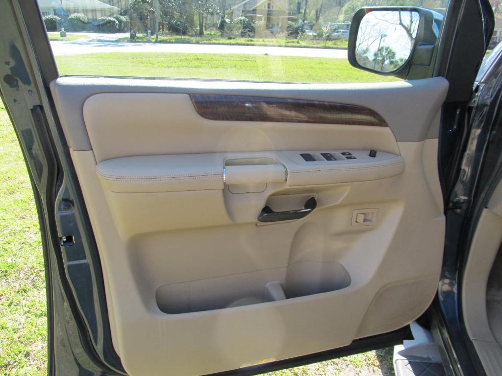 2013 Nissan Armada SV photo