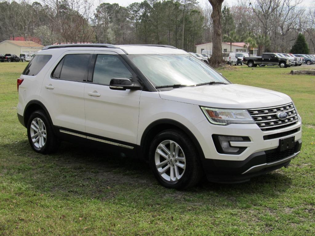 2017 Ford Explorer XLT photo