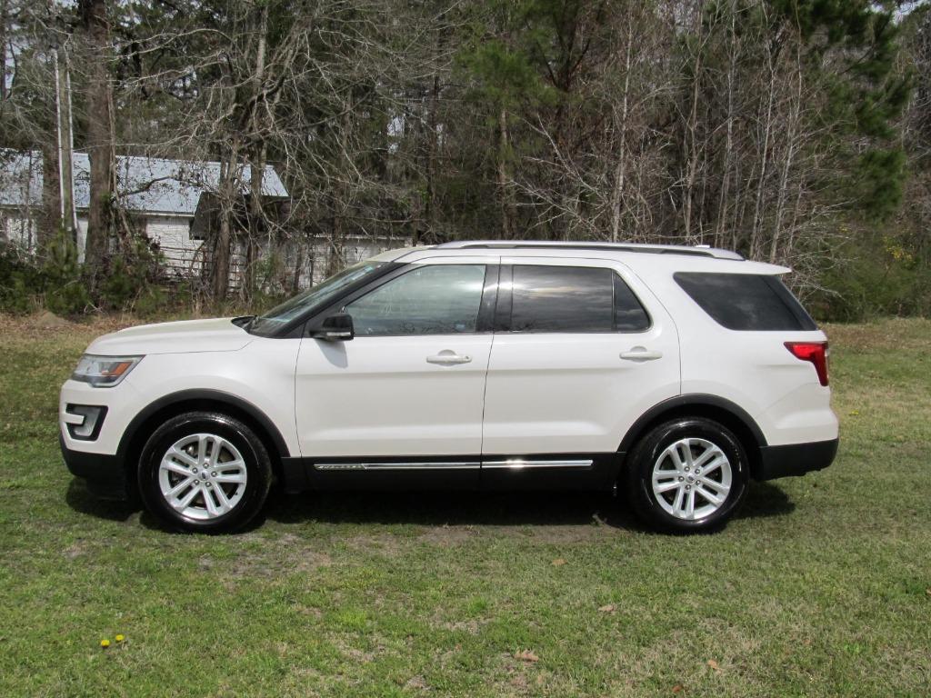 2017 Ford Explorer XLT photo