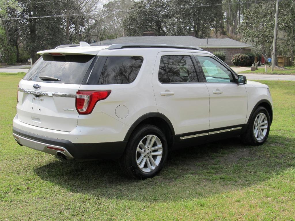 2017 Ford Explorer XLT photo