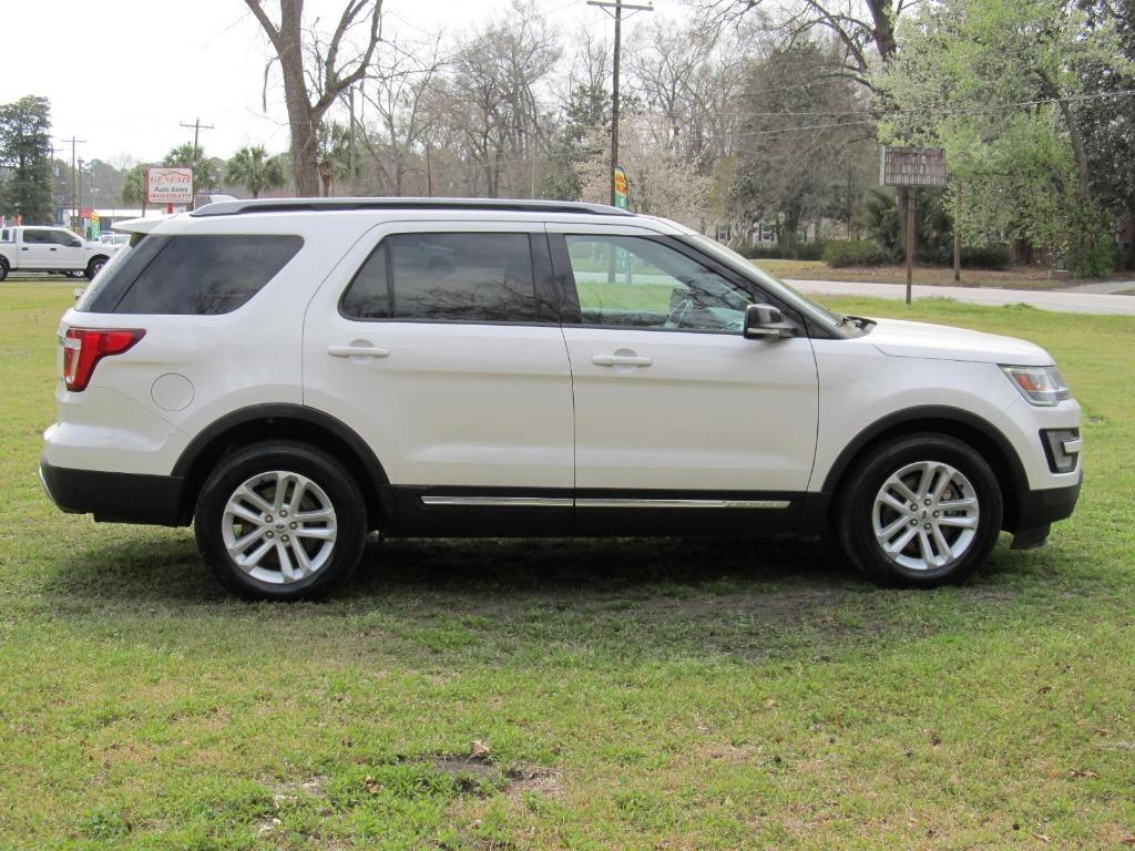 2017 Ford Explorer XLT photo