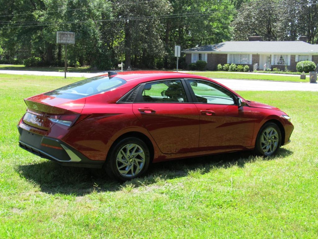 2024 Hyundai Elantra SEL photo 6