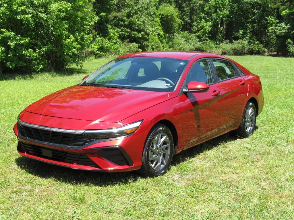 2024 Hyundai Elantra SEL photo 2