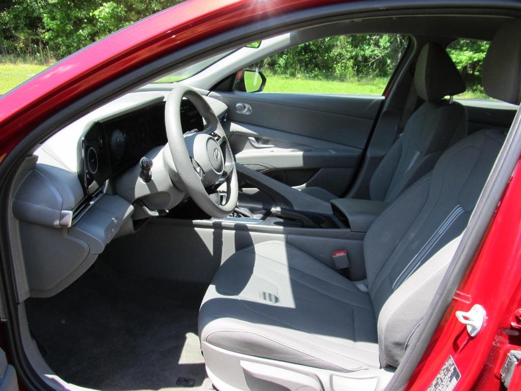 2024 Hyundai Elantra SEL photo 16