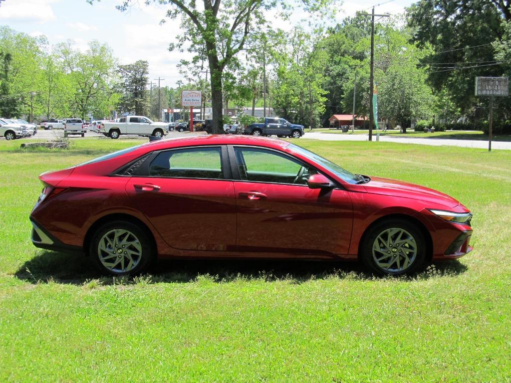 2024 Hyundai Elantra SEL photo 7