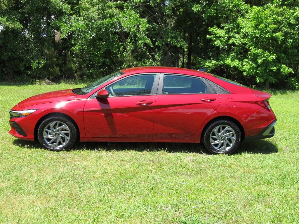 2024 Hyundai Elantra SEL photo 3
