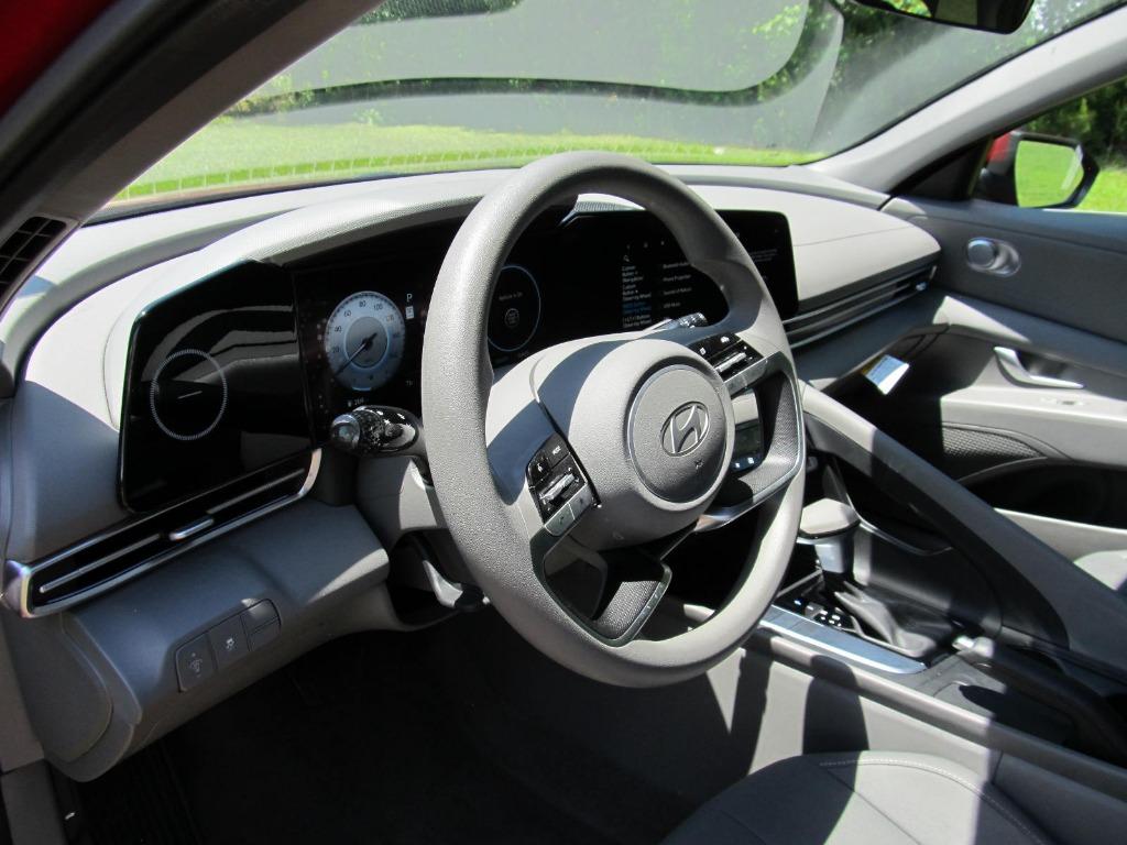 2024 Hyundai Elantra SEL photo 17