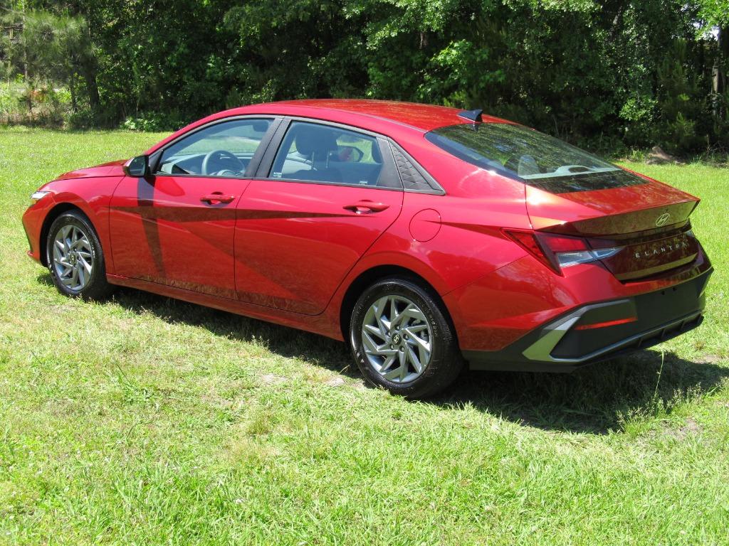 2024 Hyundai Elantra SEL photo 4