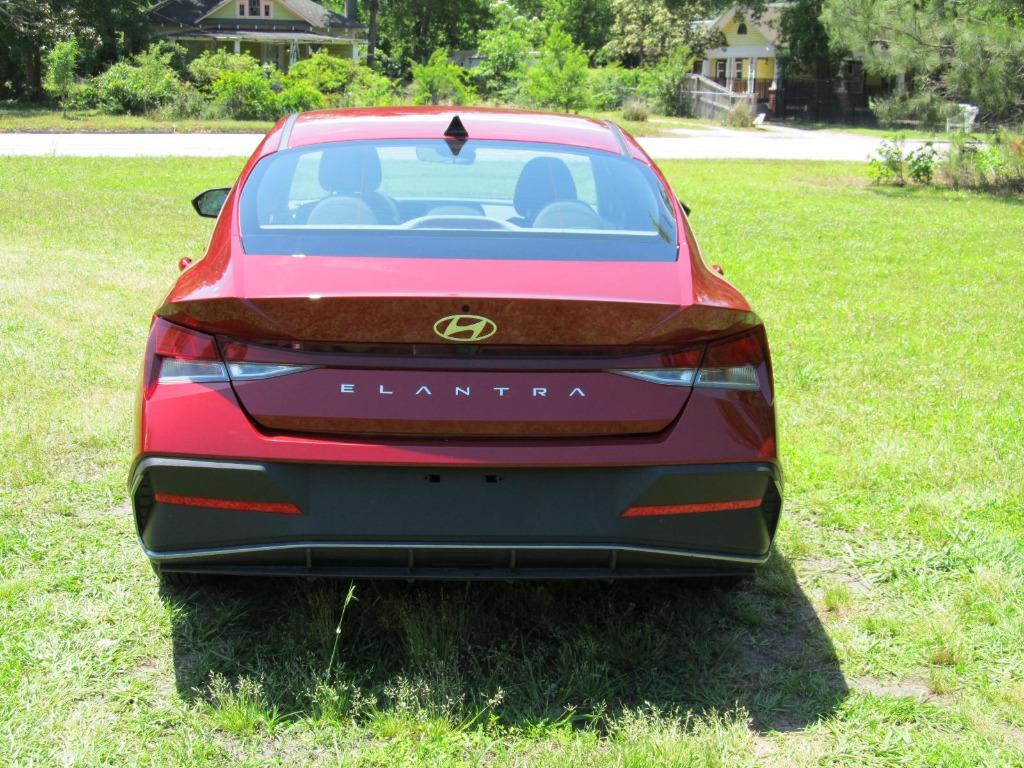 2024 Hyundai Elantra SEL photo 5