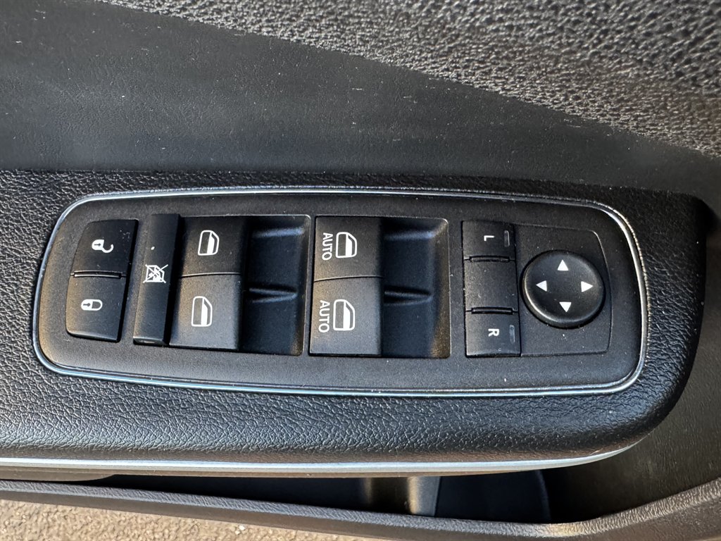 2023 Chrysler 300 - $15,990