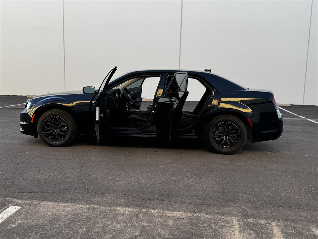2023 Chrysler 300 - $15,990