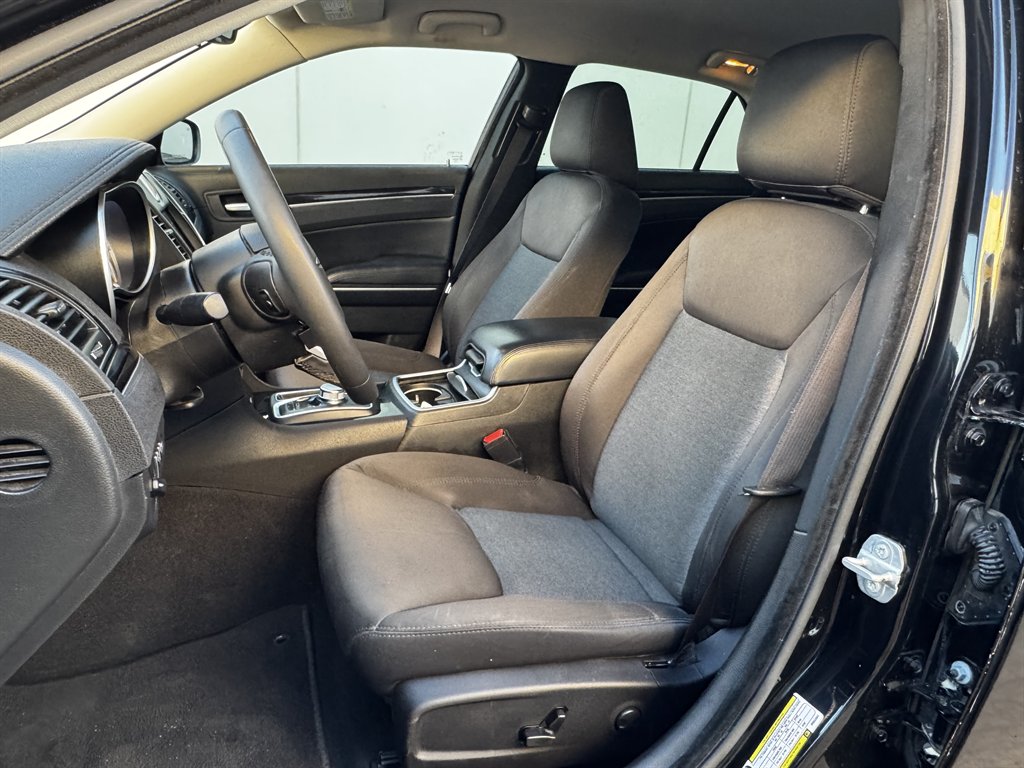 2023 Chrysler 300 - $15,990