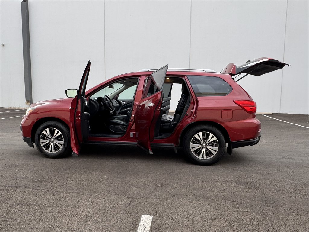 2017 Nissan Pathfinder S photo