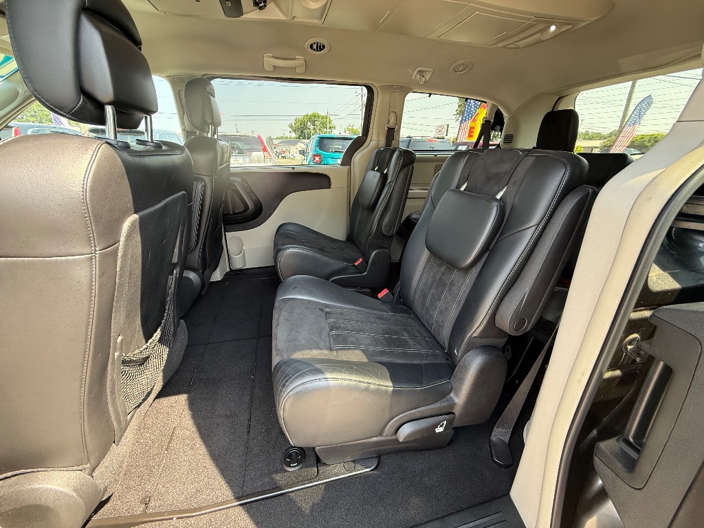 2016 Chrysler Town & Country - $9,950