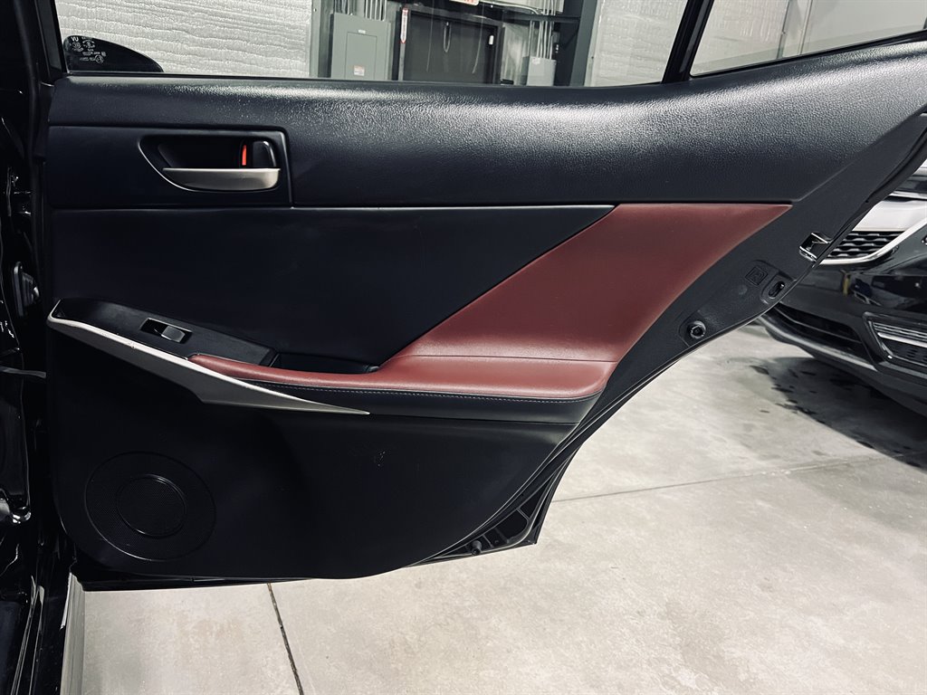 2017 Lexus IS 00t photo