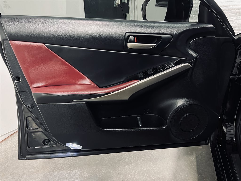 2017 Lexus IS 00t photo