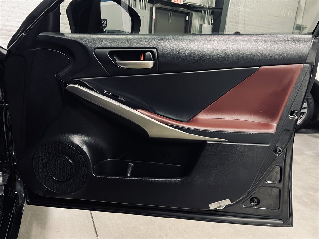 2017 Lexus IS 00t photo