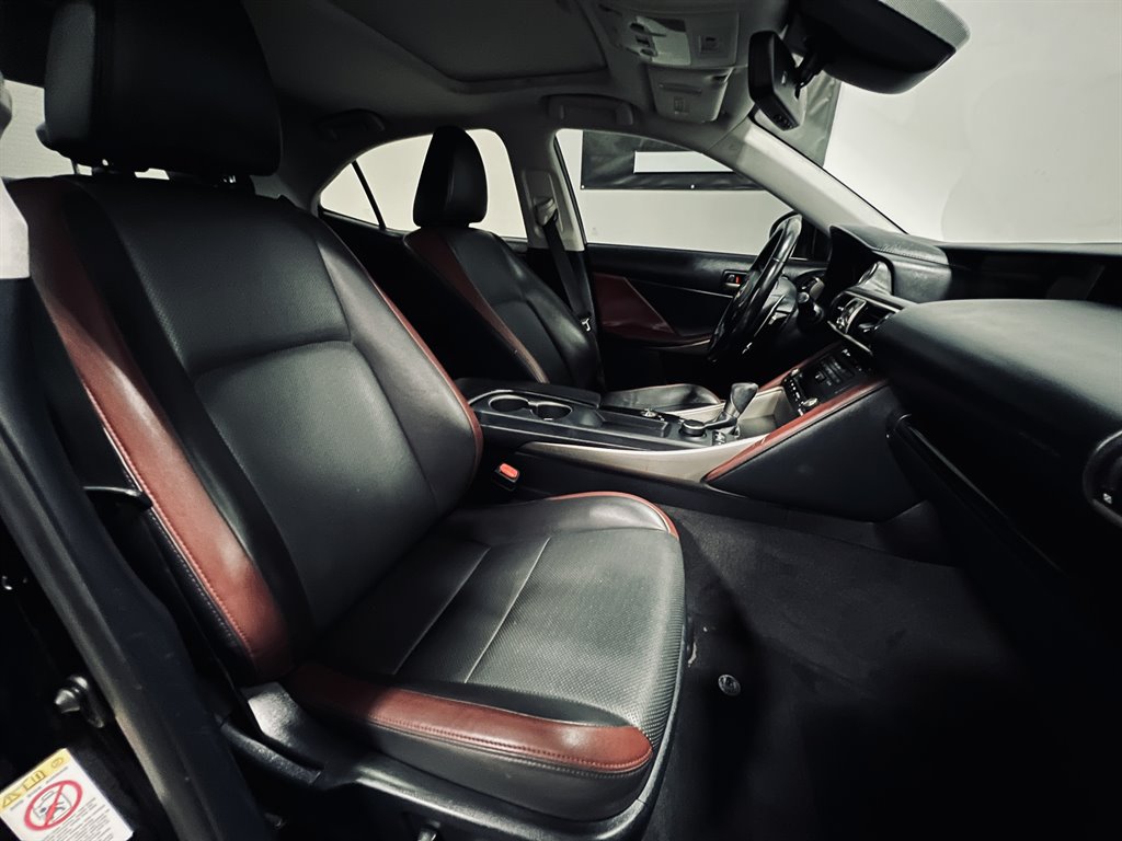 2017 Lexus IS 00t photo