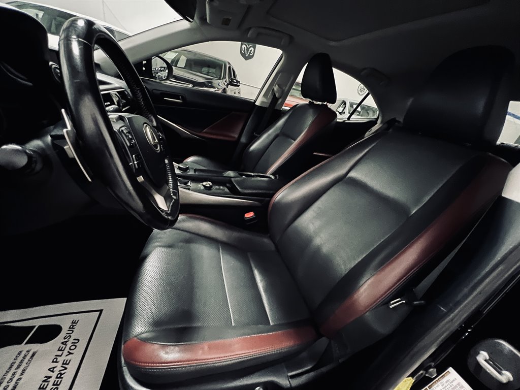 2017 Lexus IS 00t photo