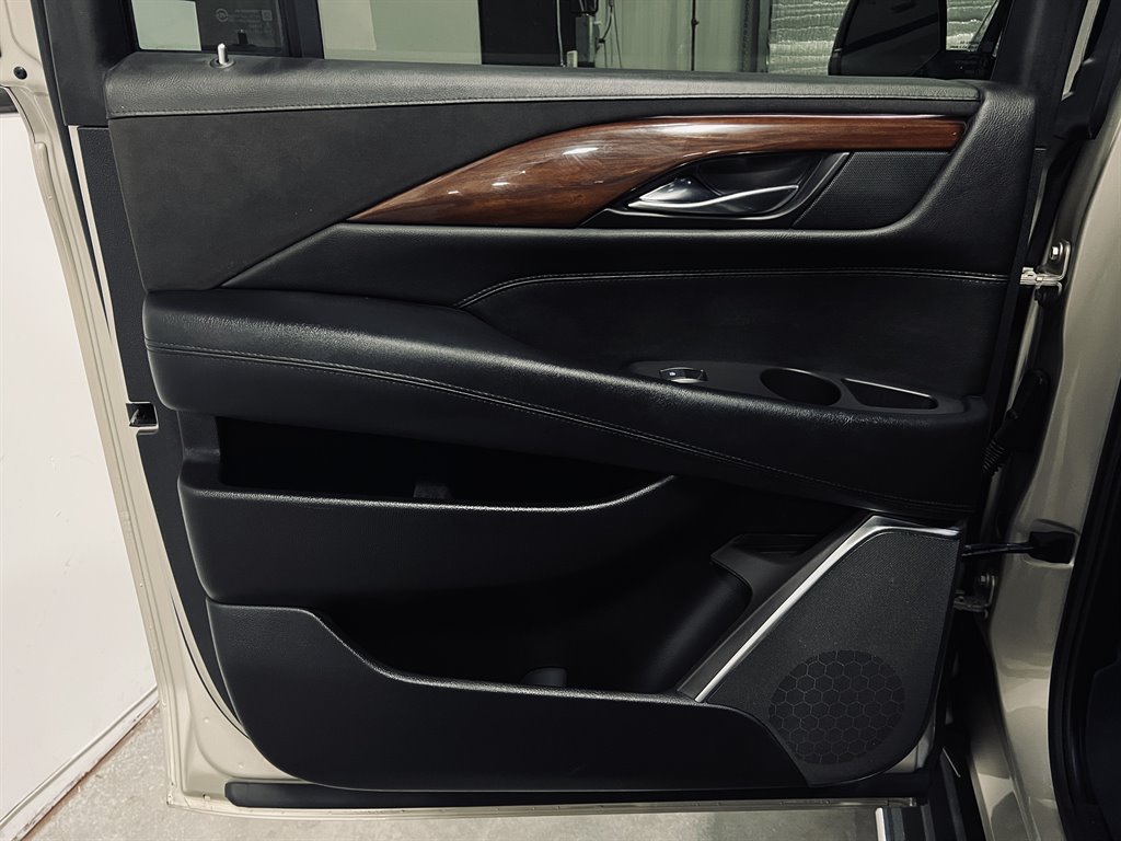 2017 Cadillac Escalade ESV Luxury photo