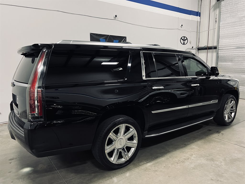 2019 Cadillac Escalade ESV Luxury photo
