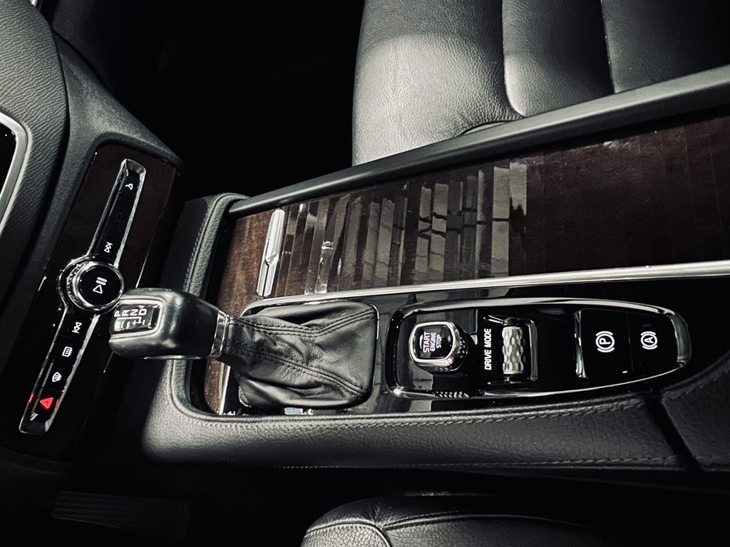 2019 Volvo XC90 T6 - Momentum photo