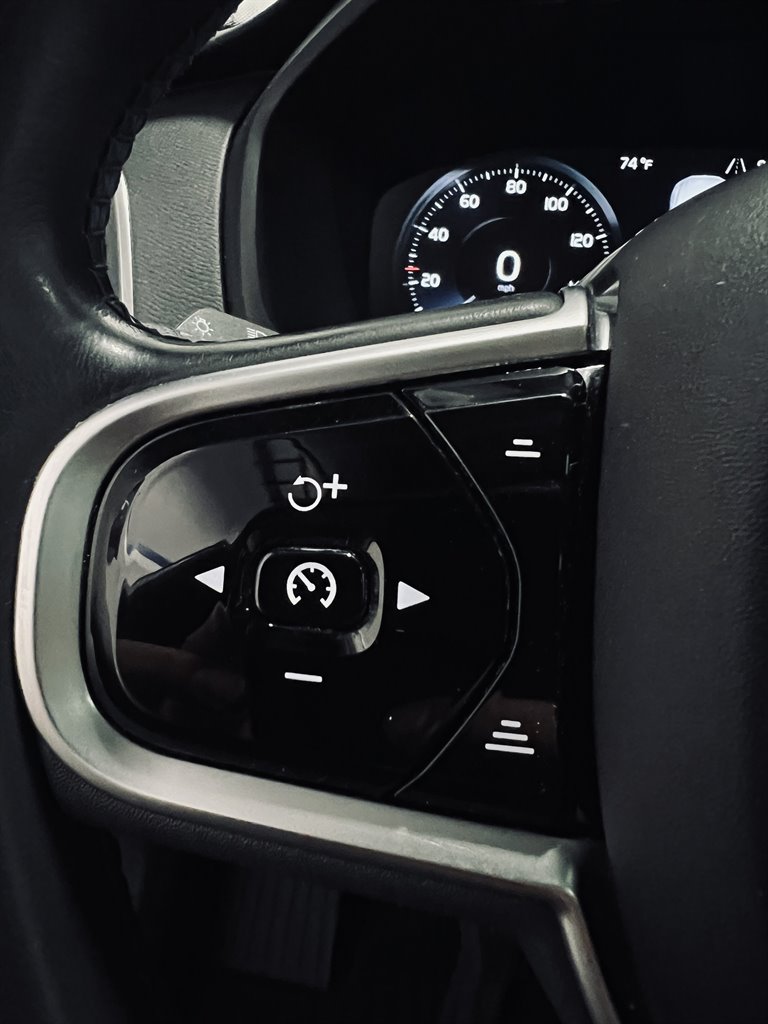 2019 Volvo XC90 T6 - Momentum photo