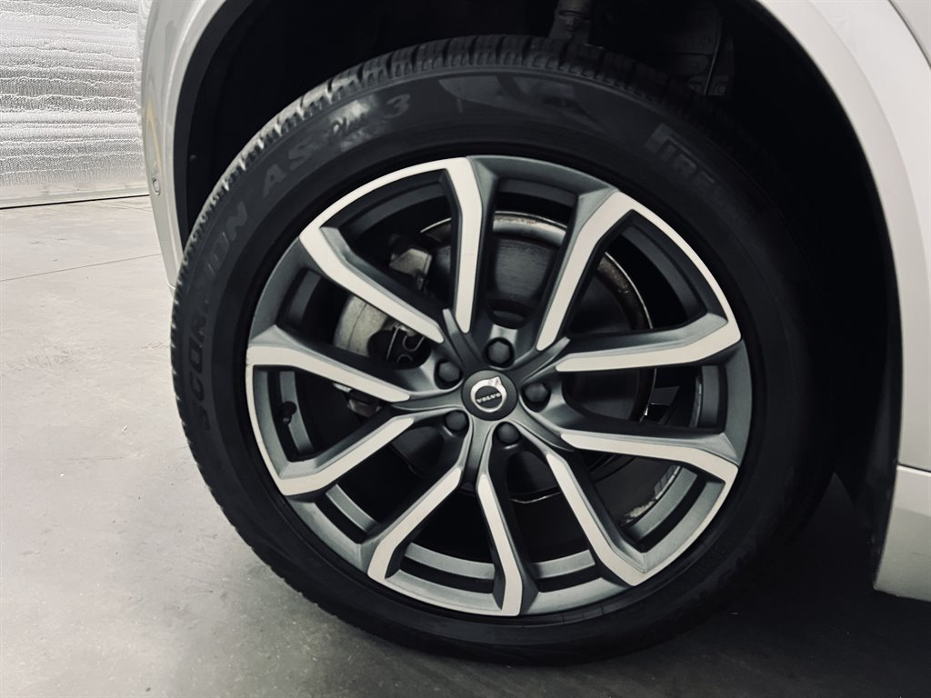 2019 Volvo XC90 T6 - Momentum photo