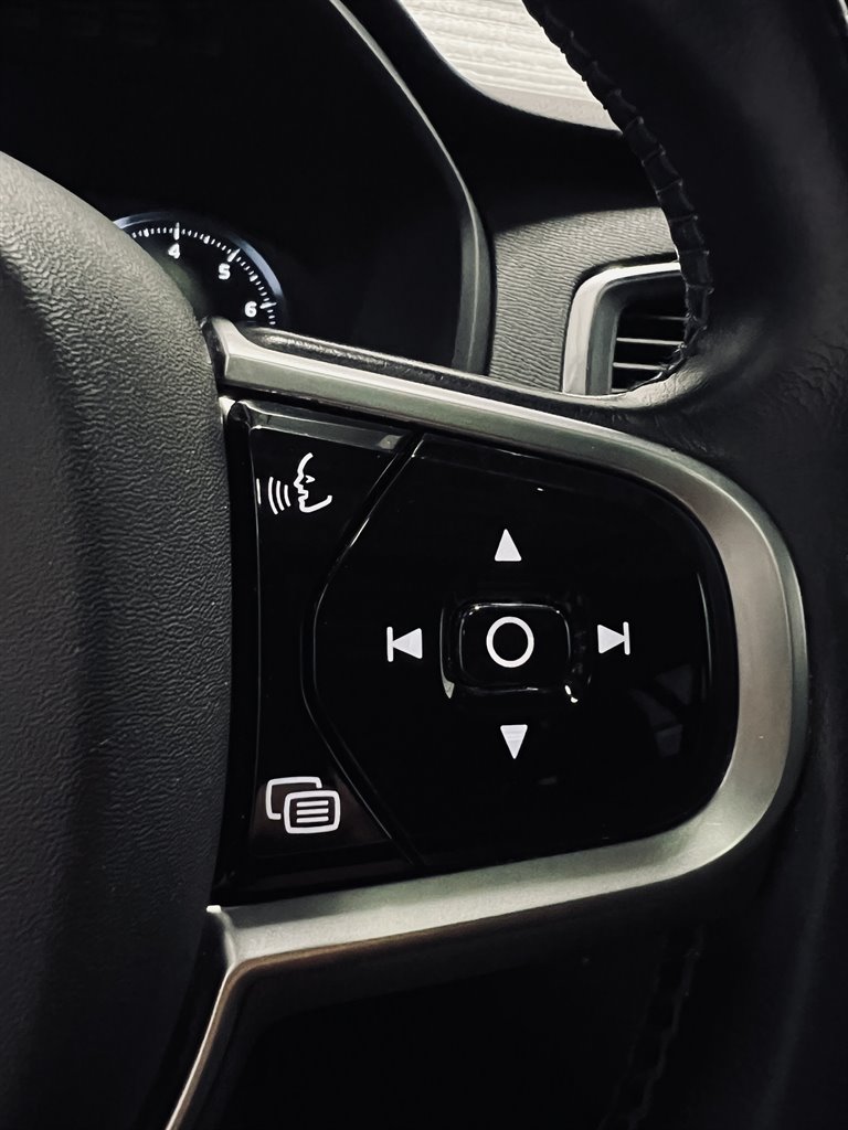 2019 Volvo XC90 T6 - Momentum photo