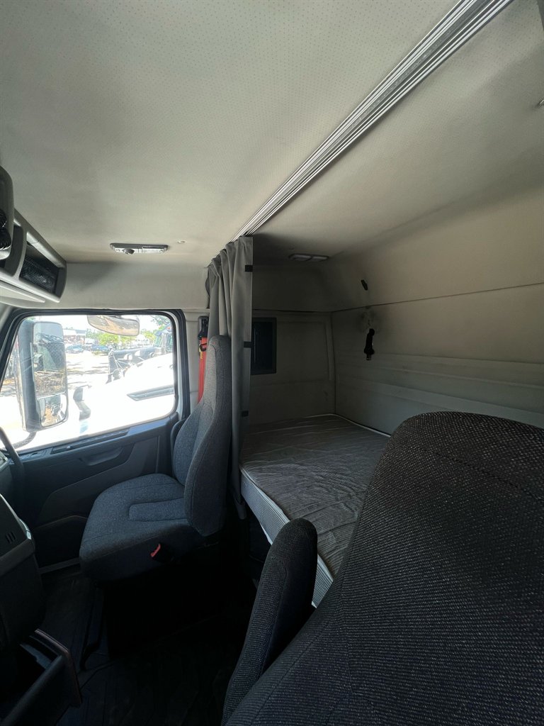 2019 Volvo VNL - $49,999
