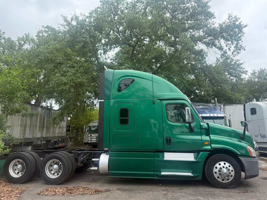 2013 Freightliner Cascadia - $35,000