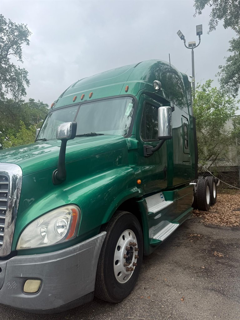 2013 Freightliner Cascadia - $35,000