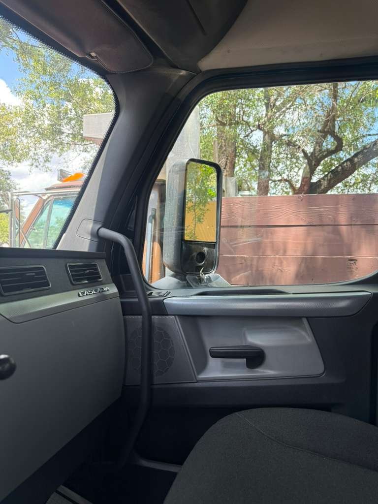 2019 Freightliner Cascadia - $32,500