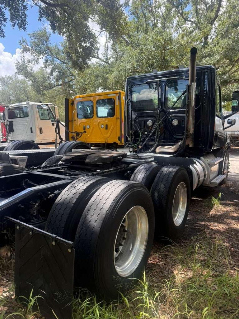 2019 Freightliner Cascadia - $32,500