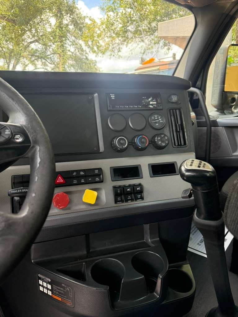 2019 Freightliner Cascadia - $32,500